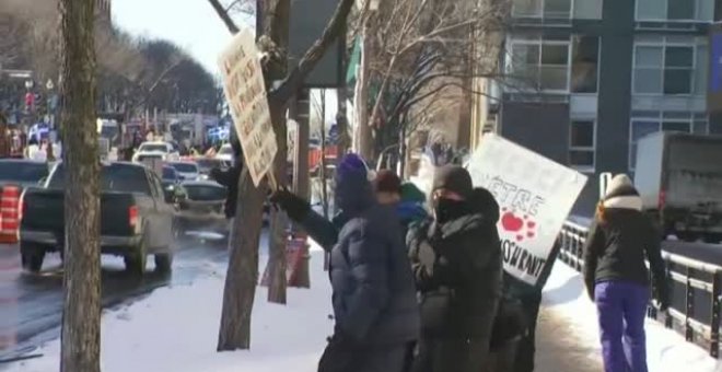 Camioneros canadienses colapsan las principales ciudades del país contra la vacunación obligatoria