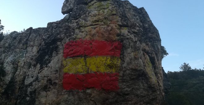 Vandalizan unas pinturas rupestres de 6.000 años de antigüedad pintando sobre ellas una bandera de España