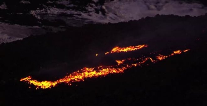 Erupción del volcán Etna con columnas de humo de hasta 8 kilómetros de altura