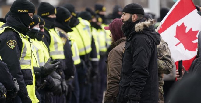 Comienza el desalojo del puente Ambassador que conecta Canadá con EEUU, bloqueado por manifestantes antivacunas