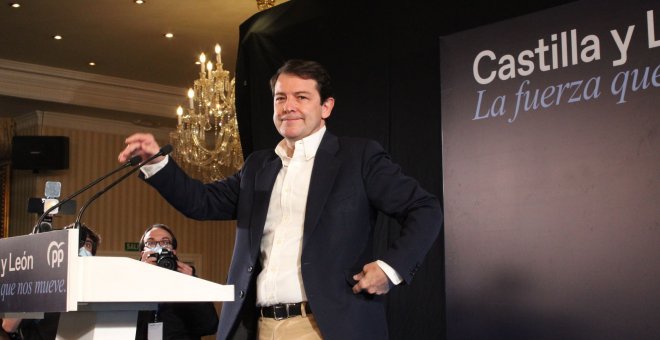 El foco sobre Castilla y León desnuda a Mañueco como ultra del PP y le fuerza a escenificar moderación