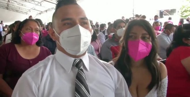 Miles de parejas celebran bodas multitudinarias en mitad de la pandemia