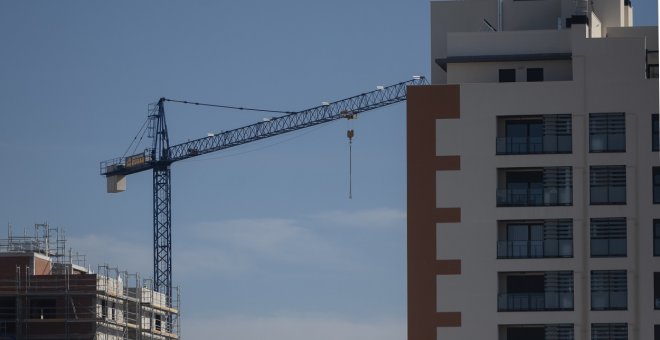 El ahorro acumulado por particulares en la pandemia recalienta el mercado de la vivienda, sin llegar al nivel de la burbuja