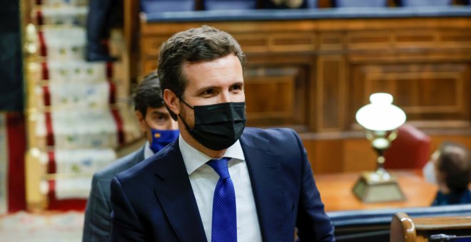 Casado, cada vez más solo, se da siete días para seguir o sucumbir