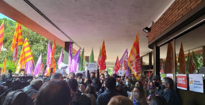 Els sindicats de l'ensenyament ocupen el Departament d'Educació en protesta pels canvis en el curs escolar