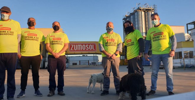 Los que antes exprimían las naranjas de Zumosol ahora acampan para mantener sus puestos de trabajo