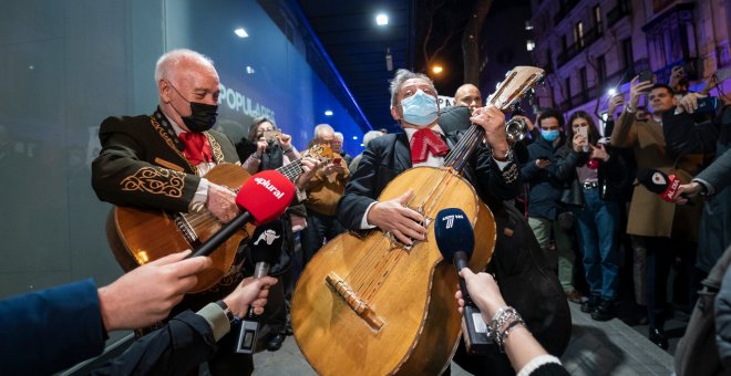 Mariachis y una corona de flores: los 'ayusistas' se reúnen frente a Génova y piden la dimisión de Casado