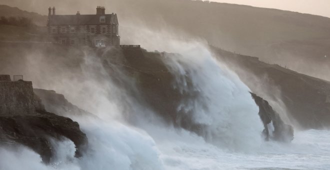 La peor tormenta en décadas en Reino Unido deja tres muertos y alrededor de 200.000 casas sin electricidad