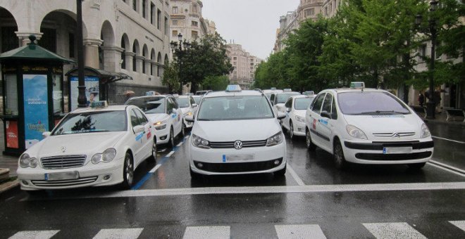 Los taxistas denuncian que el Gobierno "deja de lado" al sector con las ayudas