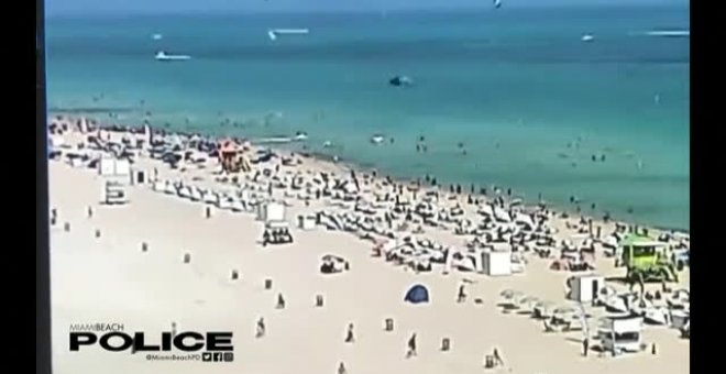 Un helicóptero cae en el mar junto a una playa llena de bañistas en Miami