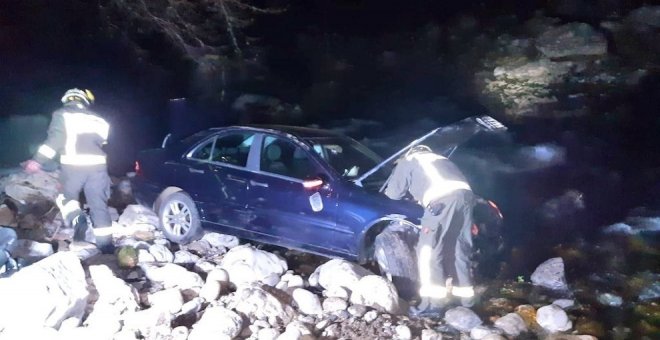 Herido leve el conductor de un coche tras caer anoche al río Deva