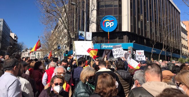 Miles de personas se concentran en Génova para apoyar a Ayuso y pedir la dimisión de Casado y de García Egea