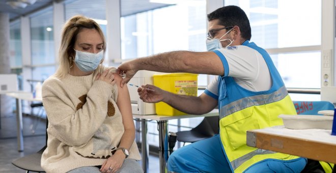 Las mujeres han sufrido casi el 75% de los problemas derivados de la vacuna contra la covid