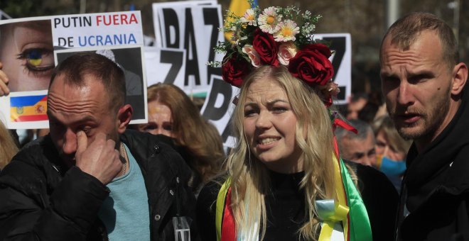 Cientos de personas se manifiestan en Madrid contra la guerra en Ucrania al grito de "Putin, fuera. No a la invasión"