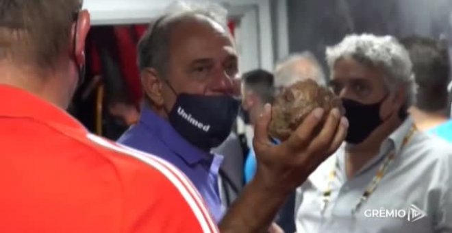 Hinchas descontrolados en Brasil apedrean el autobús de Gremio