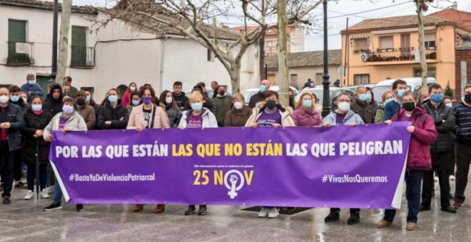 Tres minutos de silencio y el lamento de un pueblo que repudia el crimen machista de Isabel