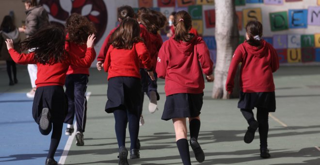 Los colegios eliminan las cuarentenas y las restricciones en exteriores