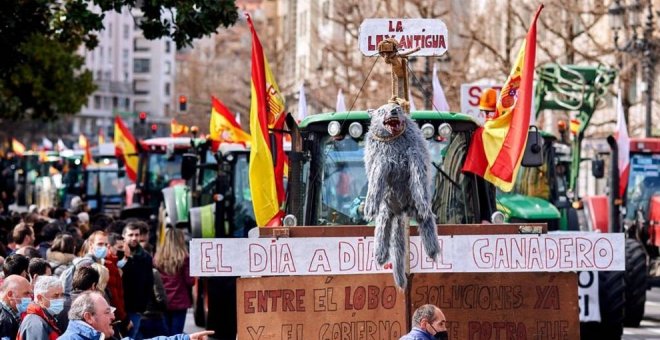 Tractorada en Santander por el bajo precio de la leche y la protección del lobo