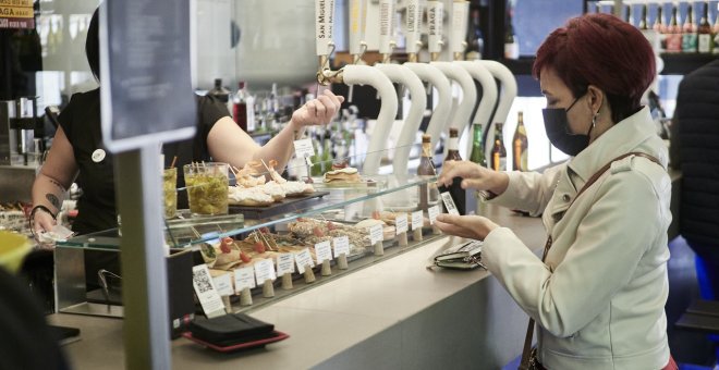 Madrid se muestra a favor de quitar la mascarilla en interiores, Euskadi en contra y cinco autonomías esquivan posicionarse