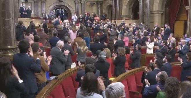 Ovación cerrada en el Parlamento catalán al cónsul general de Ucrania en Barcelona