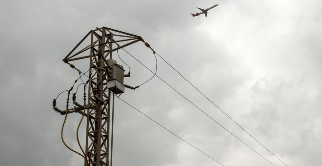 El precio de la luz cae cerca de un 8% y marcará este domingo 219,42 euros/MWh