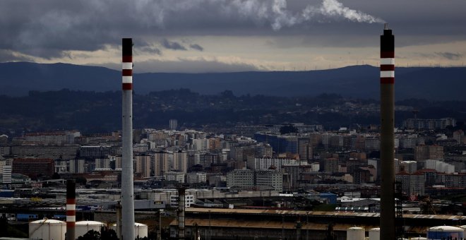 El precio de la luz baja por tercer día consecutivo y este viernes costará 284,58 euros/MWh