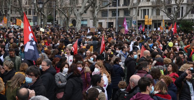 Primera jornada de vaga educativa amb un 70% de seguiment, segons els sindicats, que Educació rebaixa al 30%