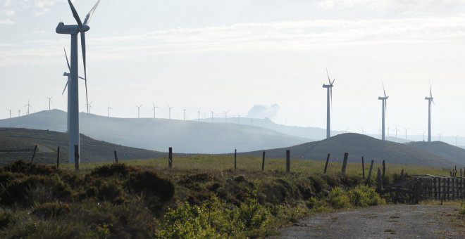 Muras, el pueblo con un aerogenerador por cada dos habitantes donde también se paga la electricidad a precio de oro