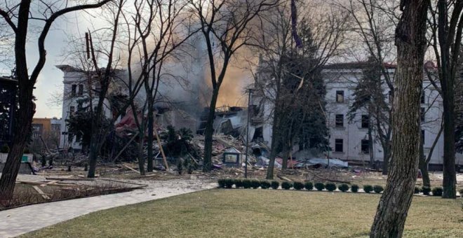 El ataque a un teatro que servía de refugio a civiles lastra un día de tímidos avances hacia la tregua en Ucrania