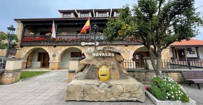 Un banco de piedra con un limón, el nuevo reclamo turístico de Alfoz de Lloredo