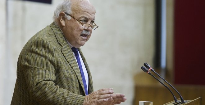 El consejero de Salud de Andalucía ve mejor hablar de "violencia intrafamiliar" que de violencia machista