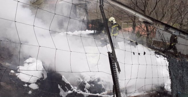 Un incendio calcina una vivienda prefabricada de madera en El Tojo