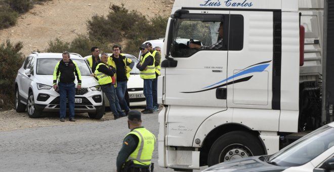 Pedro Sánchez pide el fin de la violencia provocada por una "minoría de transportistas"