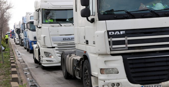 Marxa lenta de centenars de camions contra l'escalada de preus dels combustibles