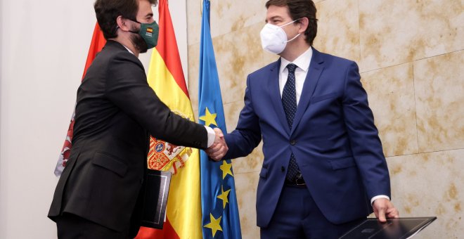 Vox retrasa la investidura de Mañueco para asegurarse de que Abascal salga en la foto con un Feijóo ya proclamado líder del PP