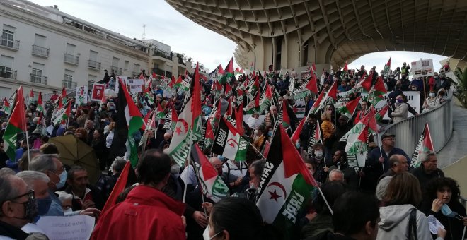 Manifestación en Sevilla contra el giro del Gobierno: "Sánchez, atiende, el Sahara no se vende"