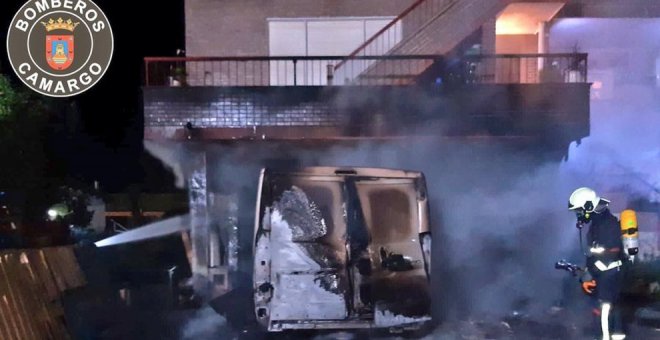 El incendio de un vehículo en Camargo obliga a dos personas a confinarse