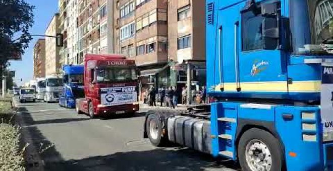 Los camiones marchan por Santander en protesta por el precio del combustible