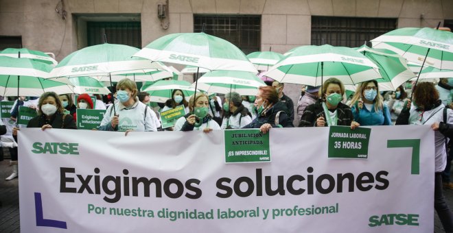 Los sanitarios se concentran para denunciar el "grave deterioro" de la sanidad pública: "Estamos hartos"