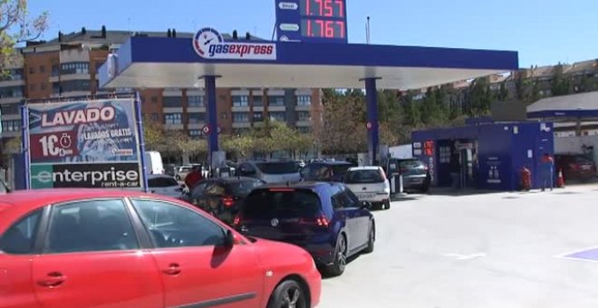 Largas colas y caos en las gasolineras el primer día de rebaja de los combustibles