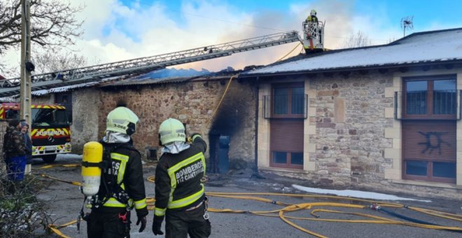 Una casa y un pajar, calcinados por el fuego en Naveda