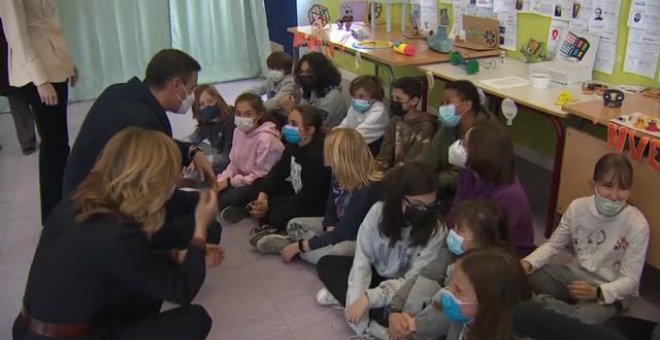 Pedro Sánchez asiste, con las ministras de Educación y Ciencia, a la presentación de un exoesqueleto