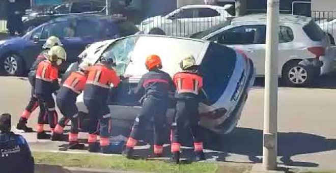 Bomberos retiran de la vía un vehículo siniestrado en Santander