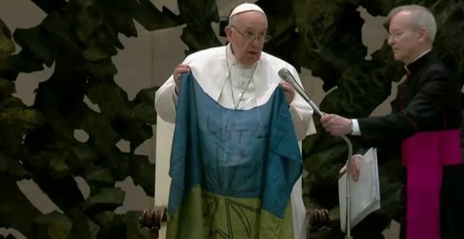 El papa Francisco besa una bandera ucraniana llegada de la guerra