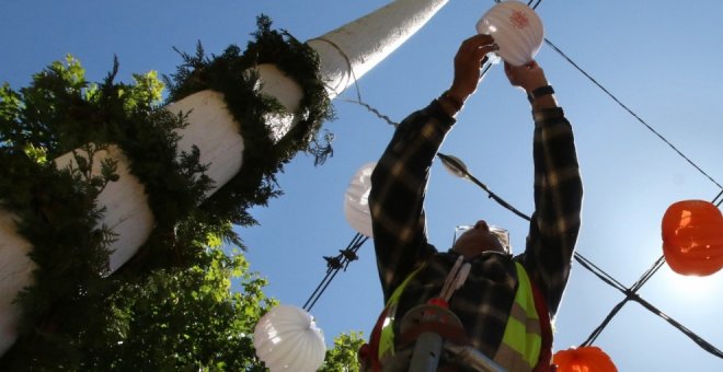 "'El Mundo' sabe que en España desde 1919 las jornadas laborales son de 8 horas. Estaba Alfonso XIII": críticas al periódico en Twitter por hacerse eco de esto sobre la Feria de Abril