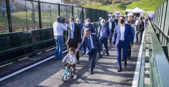 Serdio estrena su nuevo puente que facilitará el paso de vecinos y ganaderos