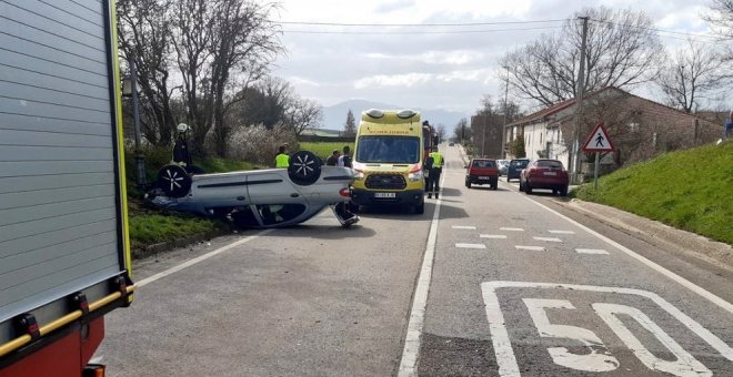 Dos heridos por el vuelco de un coche en Campoo de Yuso