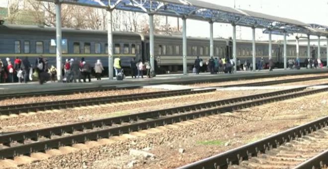 Habitantes de la región del Donbás huyen en tren