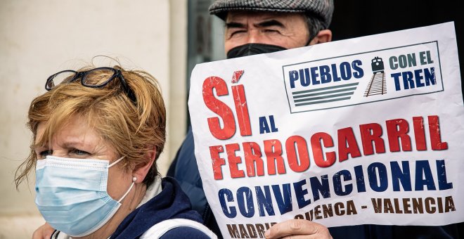 La alta velocidad vence al tren convencional que conecta los pueblos del levante con Madrid