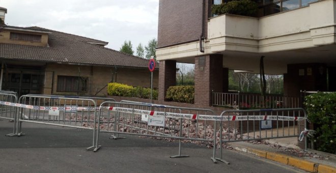 Se desprende parte de la fachada de un edificio en Cazoña